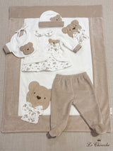 Completo neonato bianco e beige con accessori e decorazioni di orsetti